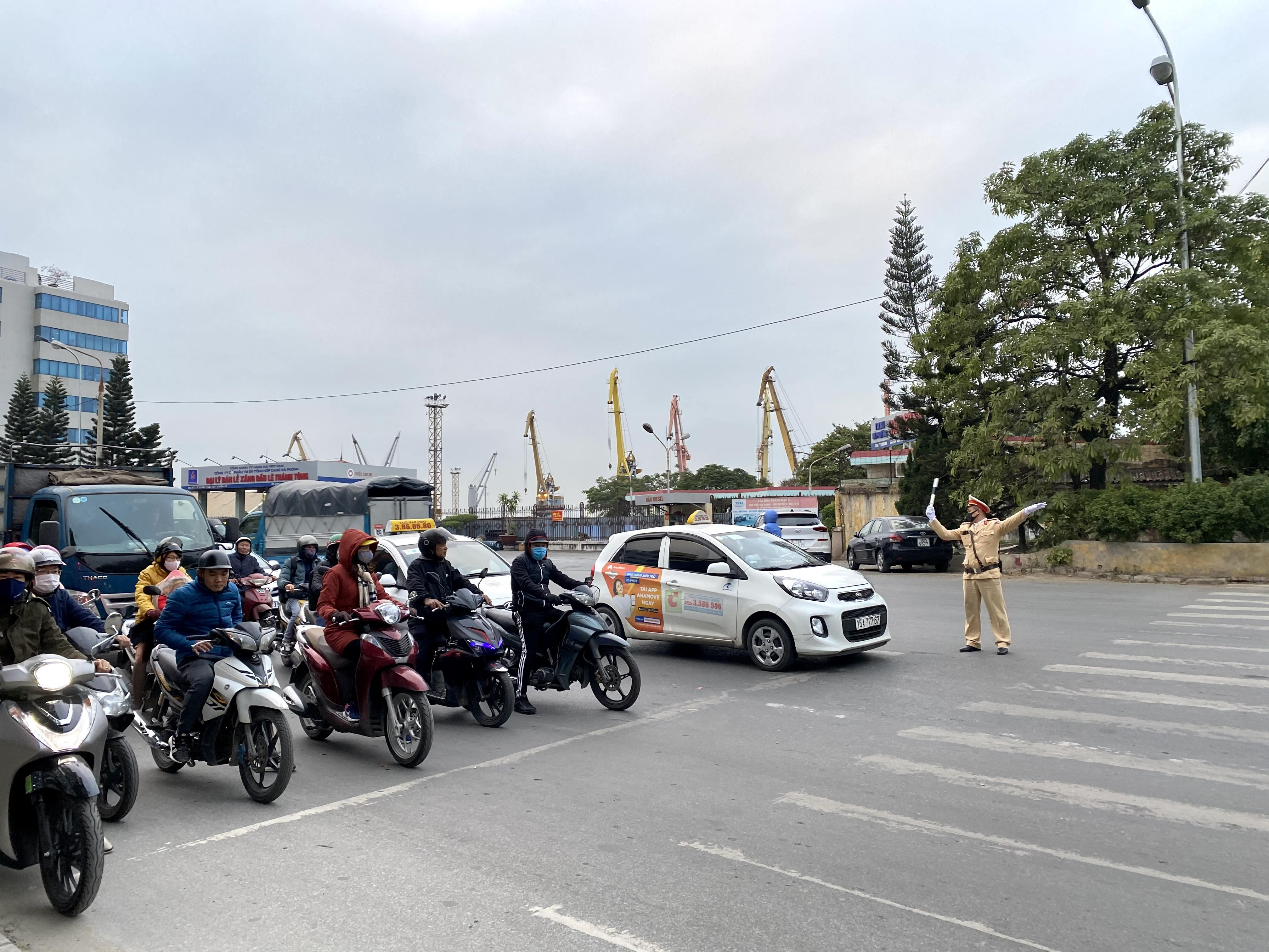  Cảnh sát giao thông tận tụy làm nhiệm vụ trong những ngày giá rét